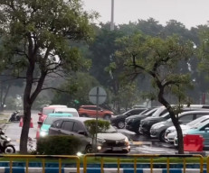 Diterjang Angin Kencang, Area Parkir Bandara Juanda Sempat Lumpuh