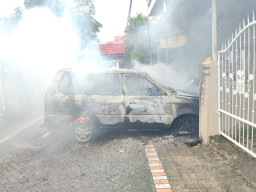 Apes! Kijang Hangus Terbakar Usai Diservis di Surabaya