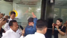 Wali Kota Madiun Digiring Keluar dari Mapolres dengan Wajah Tertutup Masker