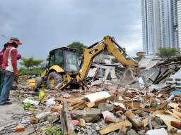 Kejar Target Flyover Taman Pelangi, Pemkot Surabaya Ratakan Sisa Rumah di Jemur Gayungan