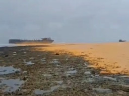 Kapal Tongkang Kandas di Periaran Gili Iyang Sumenep, Minyak Tumpah Cemari Laut