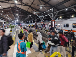 Kedatangan Melonjak, Arus Balik Kereta Api di Surabaya Capai 25 Ribu Penumpang