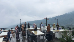 Nikmatnya Bebek Goreng Sambel Kecombrang di Kaki Gunung Welirang Mojokerto