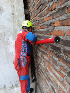 Damkar Beraksi Lagi, Kali Ini Evakuasi Kucing Terjepit di Antara Rumah Warga