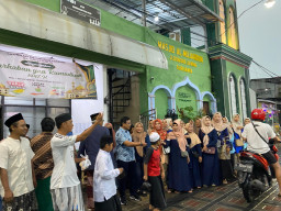 Momen Bunda PAUD Kapasan Surabaya Berbagi Takjil pada Warga