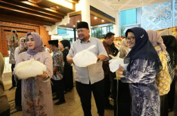 DPRD Jatim Bagikan Ribuan Paket Takjil saat Hujan Deras di Surabaya