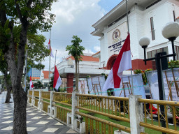 Bendera Setengah Tiang di DPRD Surabaya untuk Penghormatan Terakhir pada Adi Sutarwijono