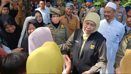 Gubernur Khofifah Tinjau Bencana Probolinggo, Bawa Tim Khusus hingga Bagikan Sembako