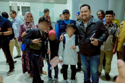 Momen Haru Gus Yani Kawal Kepulangan 3 Anak PMI Gresik dari Kuala Lumpur