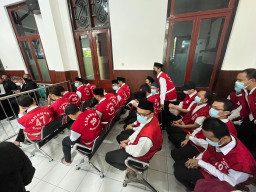 Potret 25 Terdakwa Kasus Pesta Gay Surabaya saat Jalani Sidang Perdana
