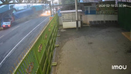 Detik-detik Kecelakaan Beruntun 3 Truk dan Satu Motor di Mojokerto Terekam CCTV