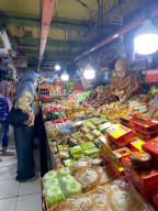 Pasar Blauran Surabaya Diserbu Pengunjung, Kue Apem-Pastel Laris saat Imlek dan Jelang Ramadan