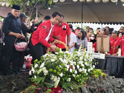 Isak Tangis Iringi Pemakaman Ketua DPRD Surabaya Adi Sutarwijono di TPU Keputih