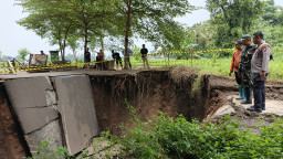 ‎Dampak Hujan Deras, Akses Jalan Kotaanyar-Pakuniran Probolinggo Terputus