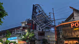 Reklame Patah saat Hujan Disertai Angin di Surabaya: Belum Ada Petugas, Bahayakan Warga 