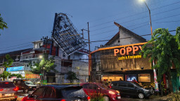 Reklame Patah di Surabaya yang Berbahaya Belum Dievakuasi, Ini Alasannya 