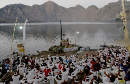 Mengenal Upacara Mulang Pekelem: Persembahan untuk Gunung Rinjani