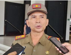 Satpol PP Jember Segel Billboard Tak Berizin, Jalan Jawa Jadi Sorotan Utama