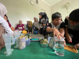 Ecoton Digandeng SD Muhammadiyah 3 Ikrom Gelar Ramadhan Ramah Lingkungan