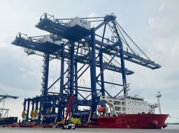 Tingkatkan Layanan Terminal Peti Kemas, Pelindo Datangkan Alat Bongkar Muat Baru