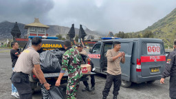 Potret Bersih-bersih Sampah di Kawasan Wisata Bromo Jelang Liburan dan Ramadan