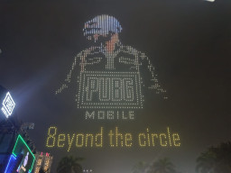 Viral! Atraksi 1.500 Drone PUBG di Surabaya Hipnotis Ribuan Penonton