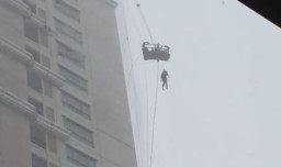 Seorang Pekerja Terjebak di Gondola Apartemen Ascot saat Hujan Angin Landa Surabaya