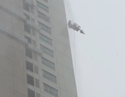 Ngerinya saat Pekerja Terjebak di Gondola Apartemen Ascot Surabaya: Disapu Hujan Angin, Terbentur Tembok