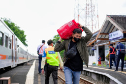 596 Ribu Penumpang di Jatim Gunakan Commuter Line pada Arus Balik Lebaran