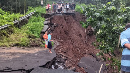 Jalan Ambles Usai Diguyur Hujan Deras, Akses ke Air Terjun Madakaripura Terputus
