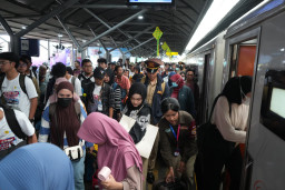 Puncak Mudik Lebaran, 50 Ribu Penumpang Serbu Stasiun di Surabaya