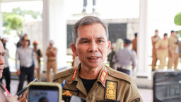 Ciptakan Lingkungan ASRI, Satgas Pemkab Jember Bersihkan Spanduk hingga Lapak