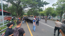 Mobil CRV Laka Tunggal di Masjid Al Akbar Surabaya Sempat Terbang dan Jungkir-balik 