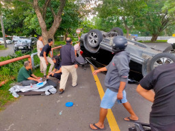 Mobil Terbalik di Kawasan Masjid Al Akbar Surabaya, Diduga Laka Tunggal