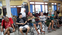 Momen Forwan Surabaya Berbagi di Panti Werda Hargodadali: Sumbangkan Uang Tunai hingga Beras