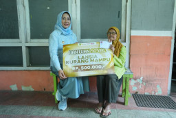 Pemkot Mojokerto Bersama Pos Indonesia Salurkan Bansos Bagi 1.077 Lansia Kurang Mampu