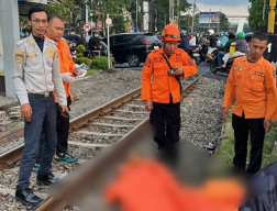 Pemotor Tewas Tertabrak Kereta Api di Surabaya
