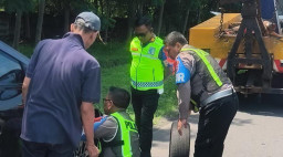 Aksi Tanggap Anggota PJR Polda Jatim Bantu Pemudik Ban Mobilnya Pecah di Tol