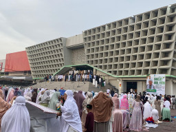 Salat Idul Fitri 1447 H di Islamic Center Raya Jawa Timur, Jamaah Sampai Meluber