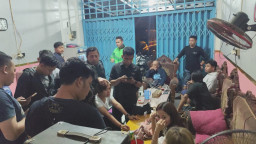 Polres Gresik Grebek Tempat Karaoke di Cerme, Puluhan Botol Miras Disita
