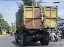 Viral Truk Sampah Berceceran di Jalan Surabaya, DLH Siapkan Sanksi Tegas