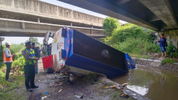 Diduga Sopir Mengantuk, Truk Tangki Solar Terjun dari Tol Jombang Mojokerto