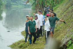 Sambil Gowes, Wali Kota dan Wawali Mojokerto Mitigasi Tanggul Sungai Brangkal