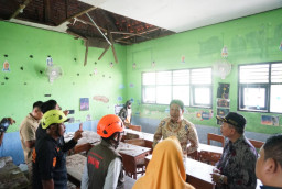 Atap Kelas SDN 1 Sidokepung Ambruk, Bupati Subandi Siapkan dana Belanja Tak Terduga (BTT)