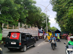 Demo Penghapusan Barcode BBM di Surabaya, Ratusan Truk Blokir Jalan hingga Macet Total