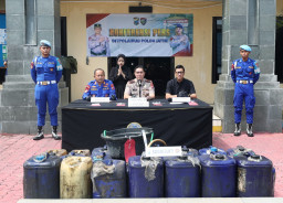 Polda Jatim Gagalkan Pengiriman Solar Ilegal Dari Blora ke Pangkalan Bun Kalteng