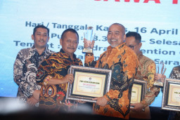 2 Perwira Subdit Jatanras Polda Jatim Sabet Penghargaan PWI Jatim Awards 2026