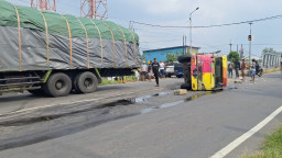 Truk Tangki Tabrak Pembatas Jalan di Mojokerto: Roda Lepas, Sopir Terluka di Kepala