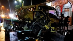 2 Truk Terlibat Kecelakaan di Mojokerto: Satu Sopir Patah Kaki, Satunya Terluka