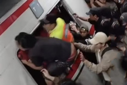KA Argo Bromo Anggrek Tabrak KRL di Stasiun Bekasi Timur, Penumpang Terjebak dan Terluka